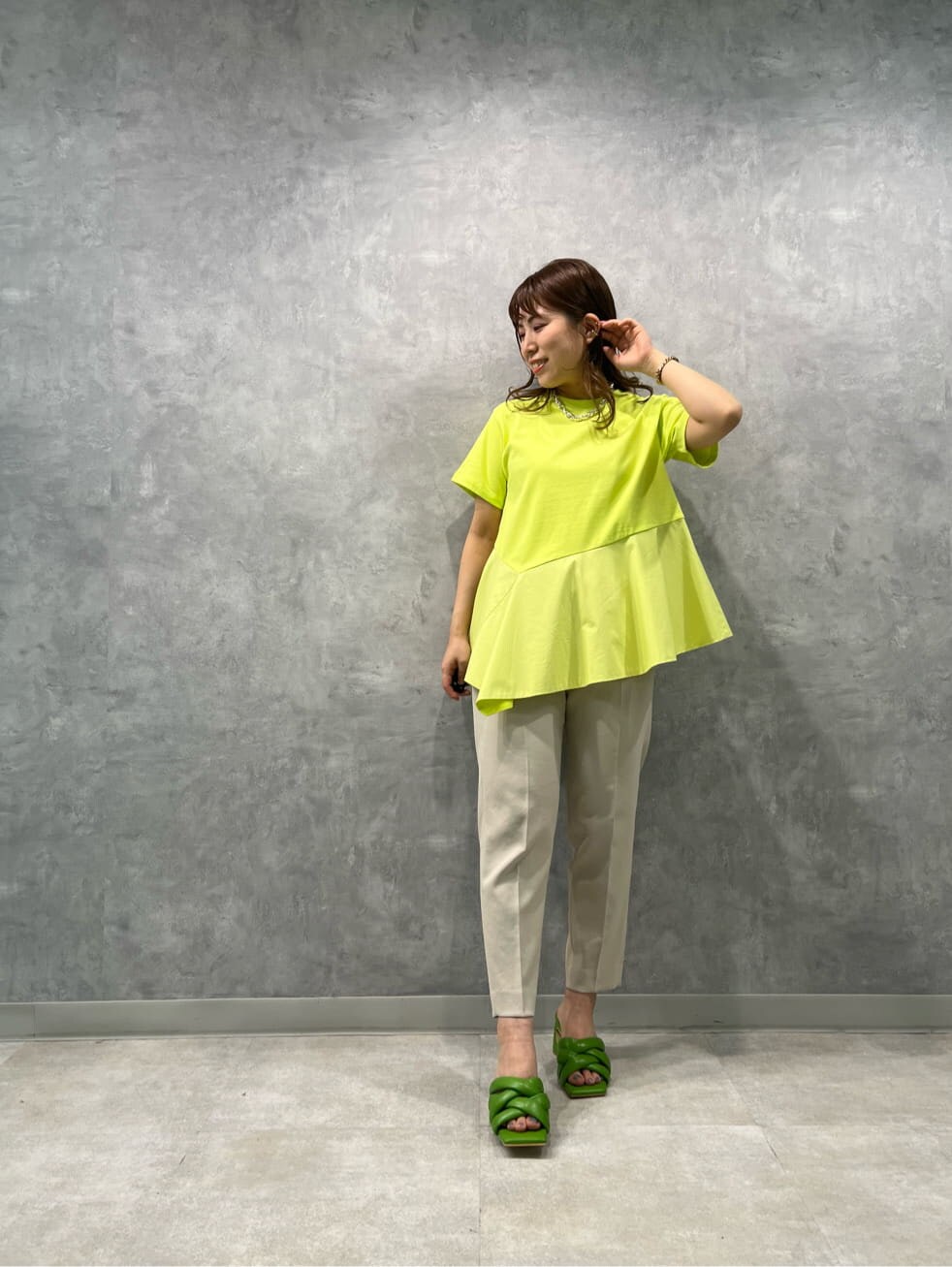 グリーン系のサンダル、ベージュ系のその他パンツ、イエロー系のTシャツ/カットソーを着用したレディースの春コーディネートの2枚目の写真