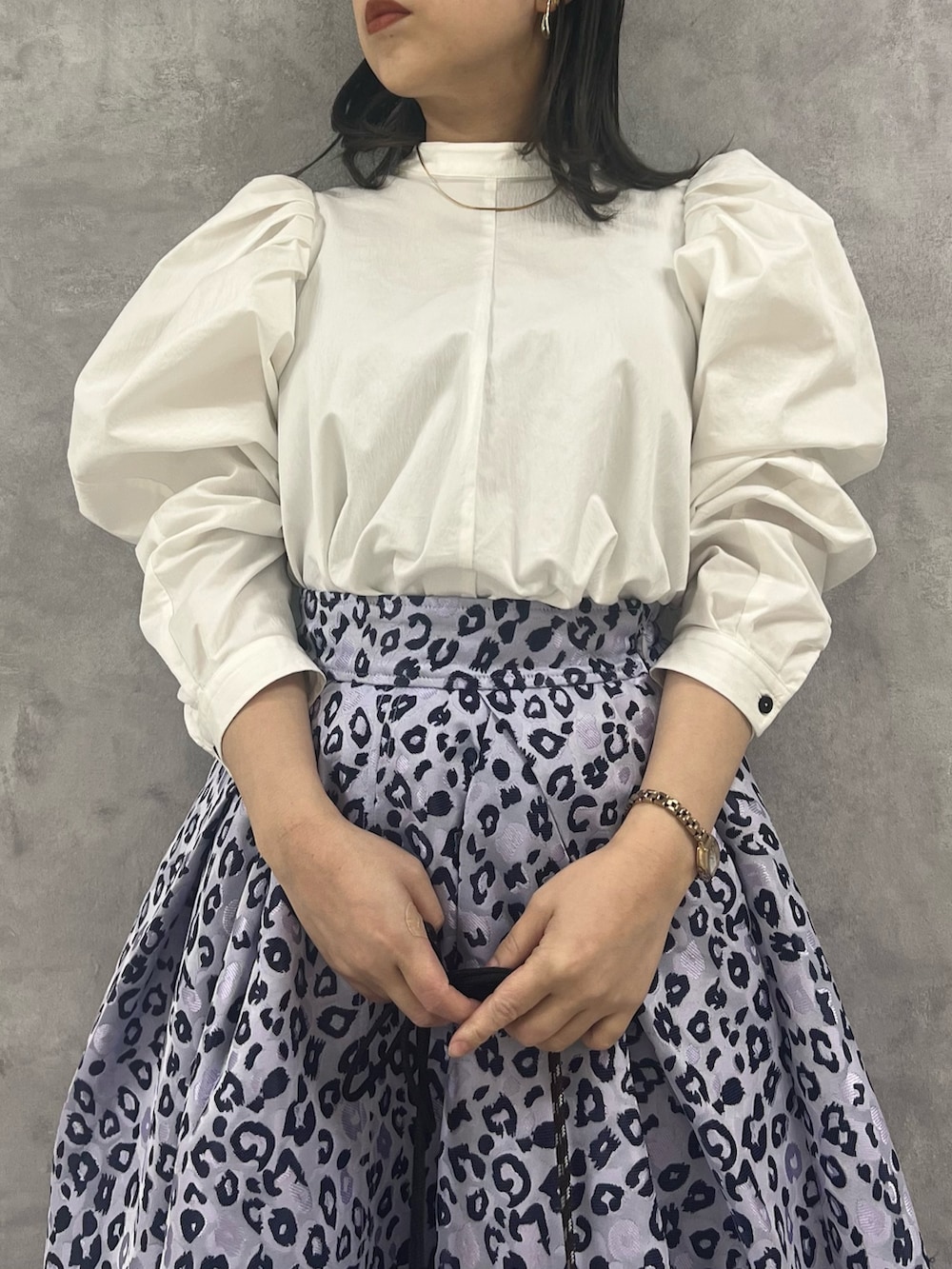 ホワイト系のシャツ/ブラウス、ベージュ系のスカート、ベージュ系のショルダーバッグを着用したレディースの冬コーディネートの5枚目の写真