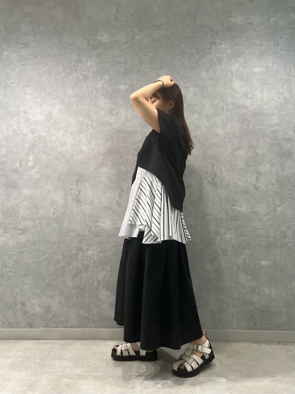 ブラック系のスカート、その他のTシャツ/カットソーを着用したレディースの春コーディネートの2枚目の写真