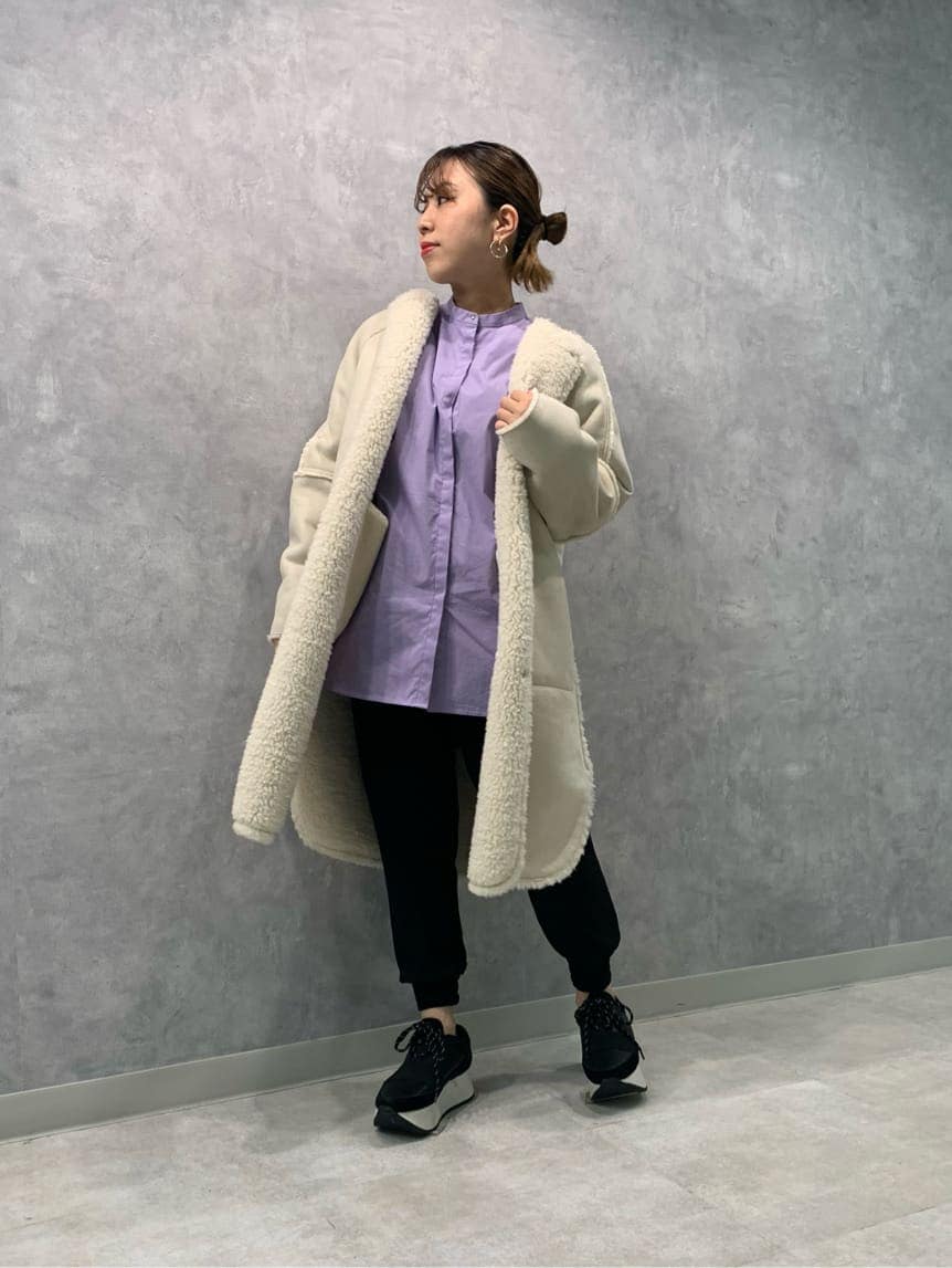 パープル系のシャツ/ブラウス、ブラック系のその他パンツ、ホワイト系のノーカラーコートを着用したレディースの秋コーディネートの4枚目の写真