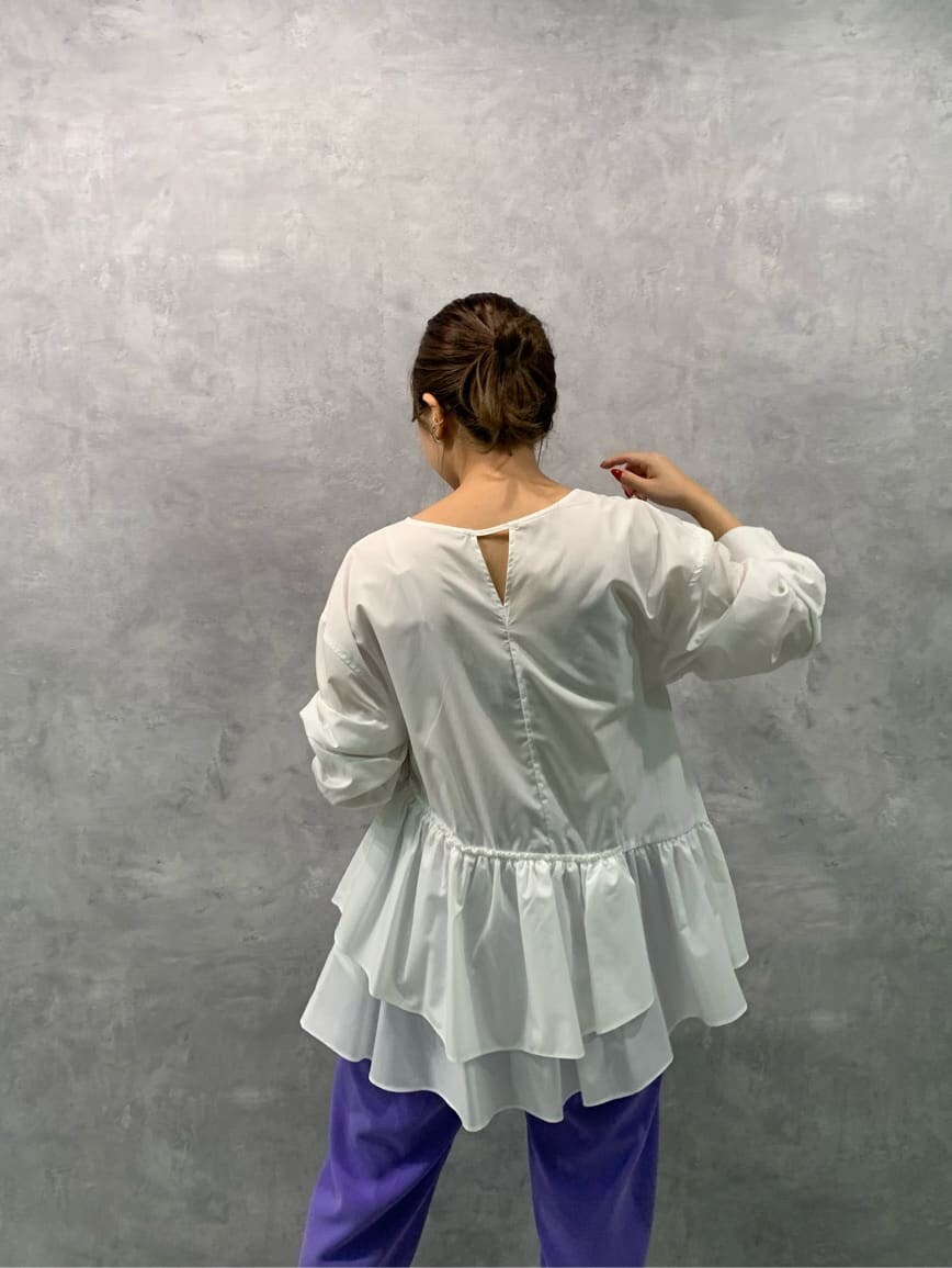 ホワイト系のサンダル、パープル系のスラックス、グレー系のパーカーを着用したレディースの秋コーディネートの6枚目の写真