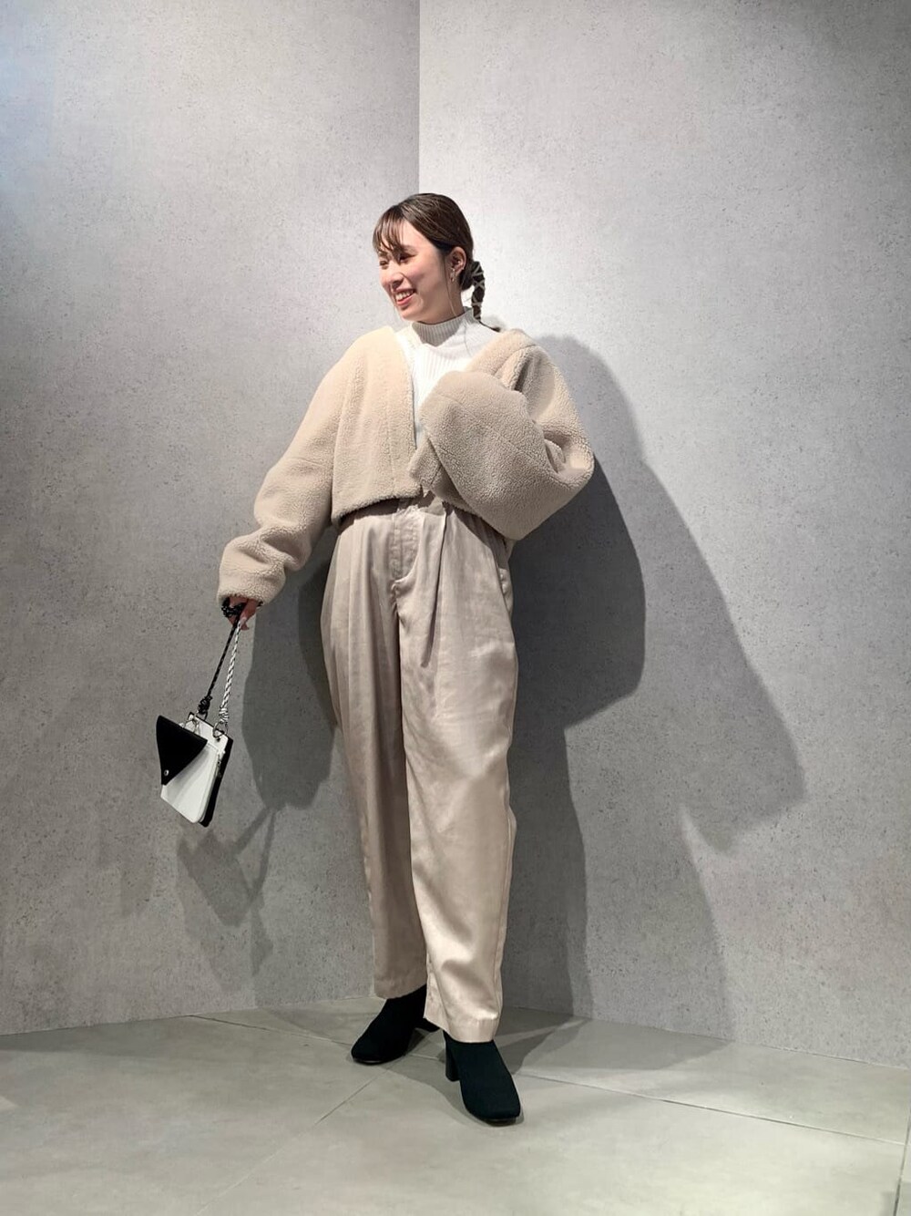 ホワイト系のモッズコート、その他のその他パンツ、ブラック系のブーツを着用したレディースの夏コーディネートの6枚目の写真