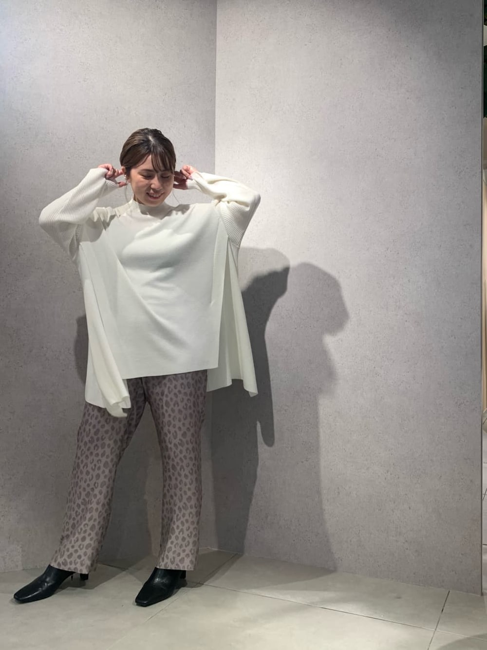 その他のその他パンツ、ブラック系のブーツ、ホワイト系のニット/セーターを着用したレディースの秋コーディネートの2枚目の写真