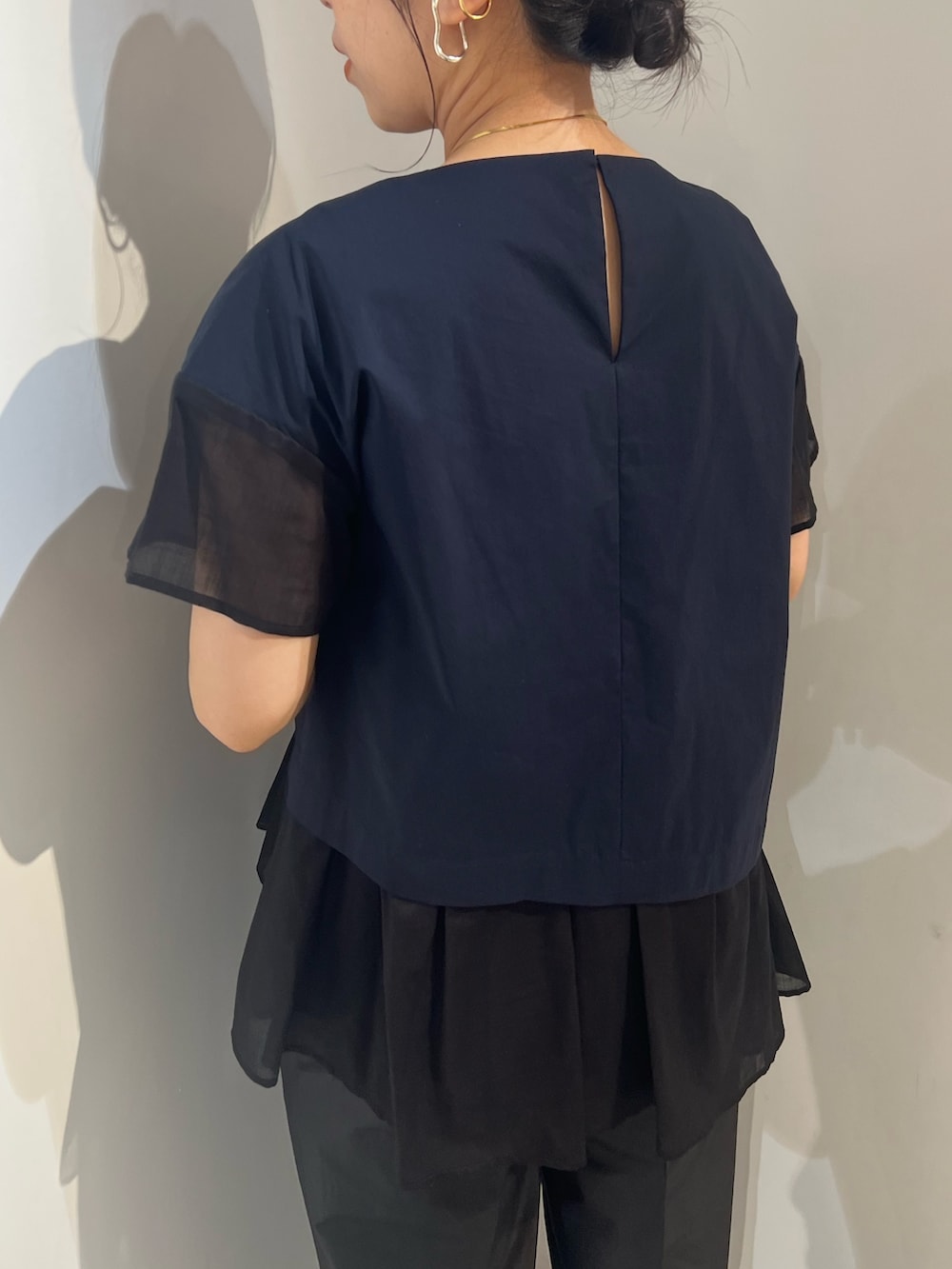 ブラック系のサンダル、ブラック系のその他パンツ、ブルー系のシャツ/ブラウスを着用したレディースの春コーディネートの6枚目の写真