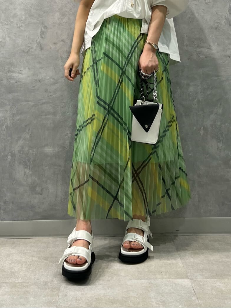 ホワイト系のサンダル、ホワイト系のシャツ/ブラウス、ブラック系のショルダーバッグを着用したレディースの春コーディネートの3枚目の写真