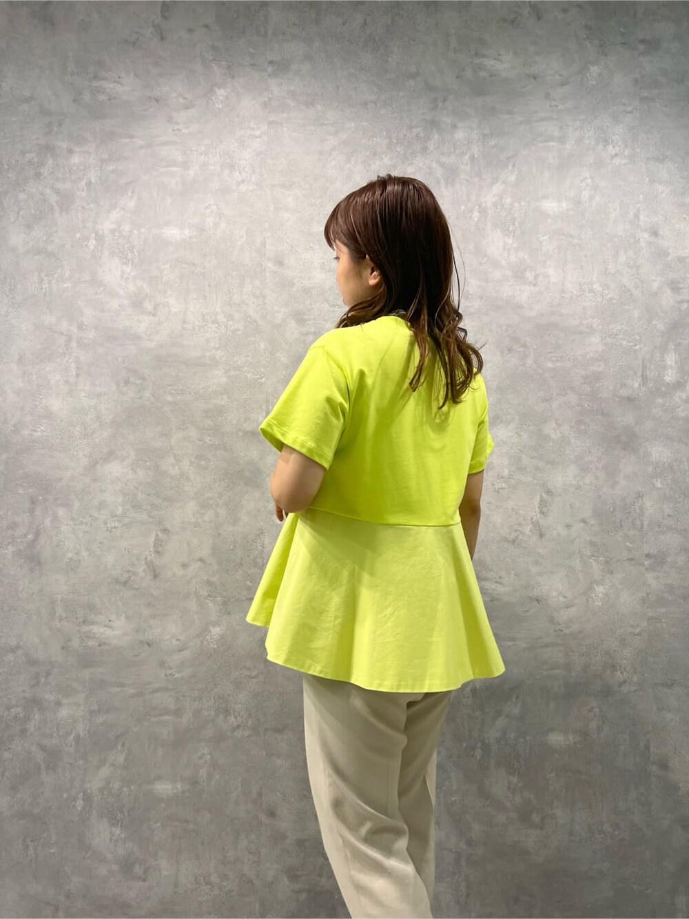 グリーン系のサンダル、ベージュ系のその他パンツ、イエロー系のTシャツ/カットソーを着用したレディースの春コーディネートの5枚目の写真