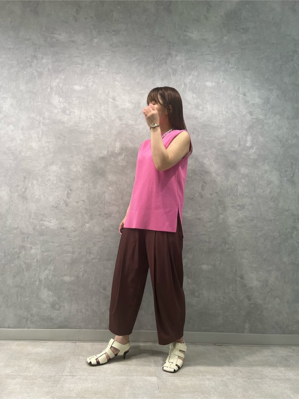 ピンク系のタンクトップ、ブラウン系のその他パンツを着用したレディースの夏コーディネートの2枚目の写真