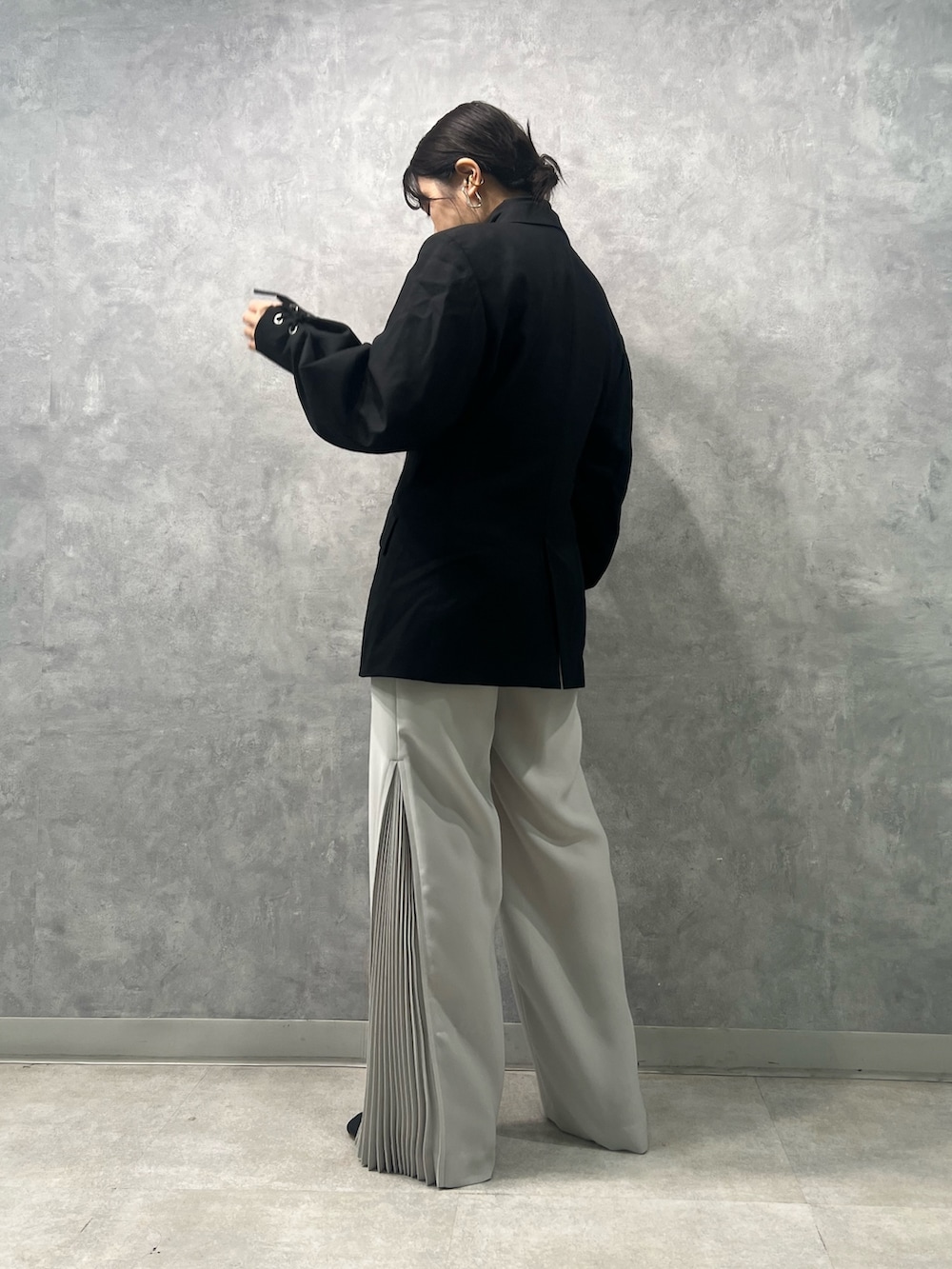 グレー系のその他パンツ、ブラック系のTシャツ/カットソー、ブラック系のテーラードジャケットを着用したレディースの春コーディネートの6枚目の写真