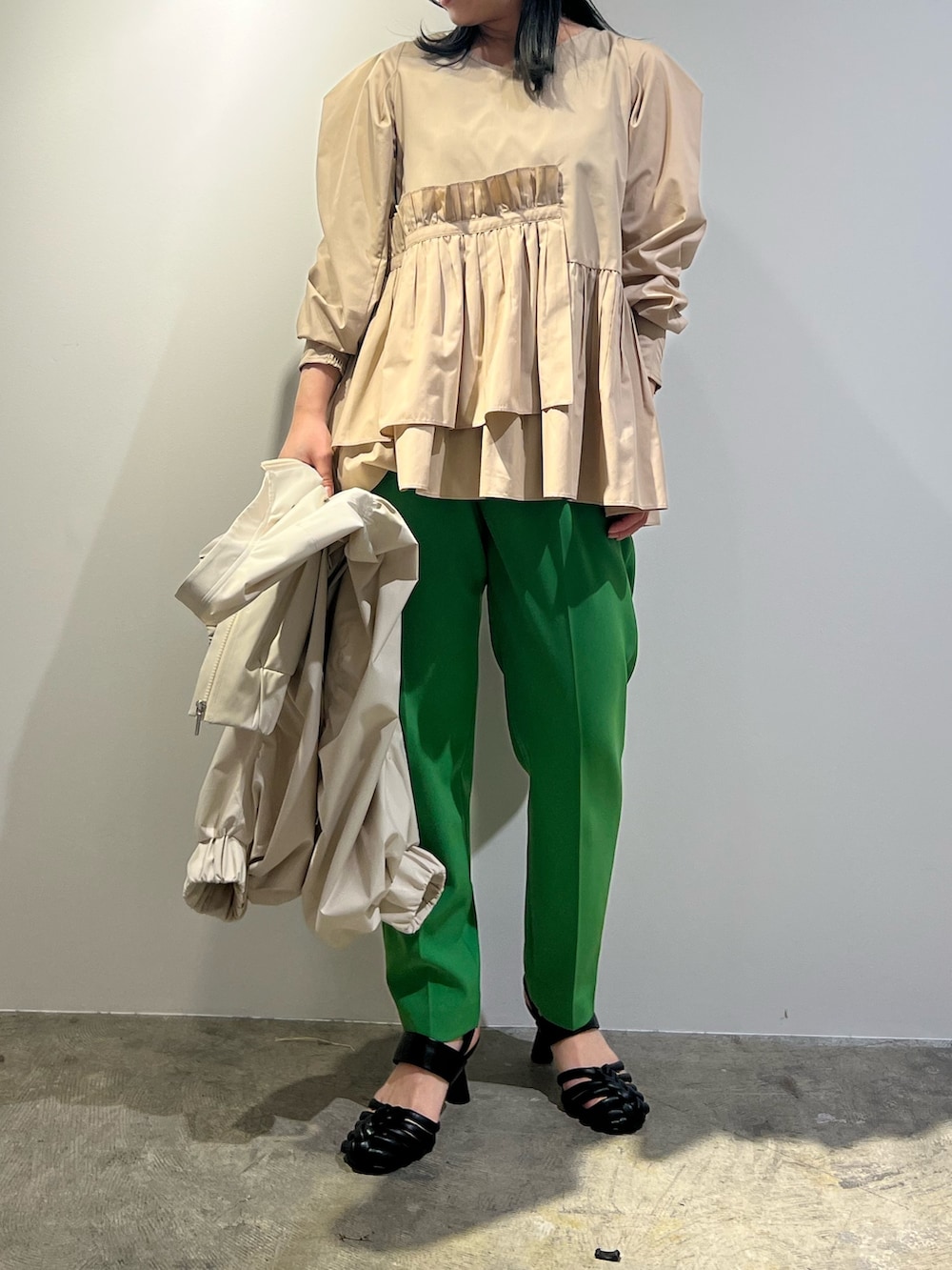 ブラウン系のブルゾン、ベージュ系のシャツ/ブラウス、ブラック系のサンダルを着用したレディースの冬コーディネートの5枚目の写真