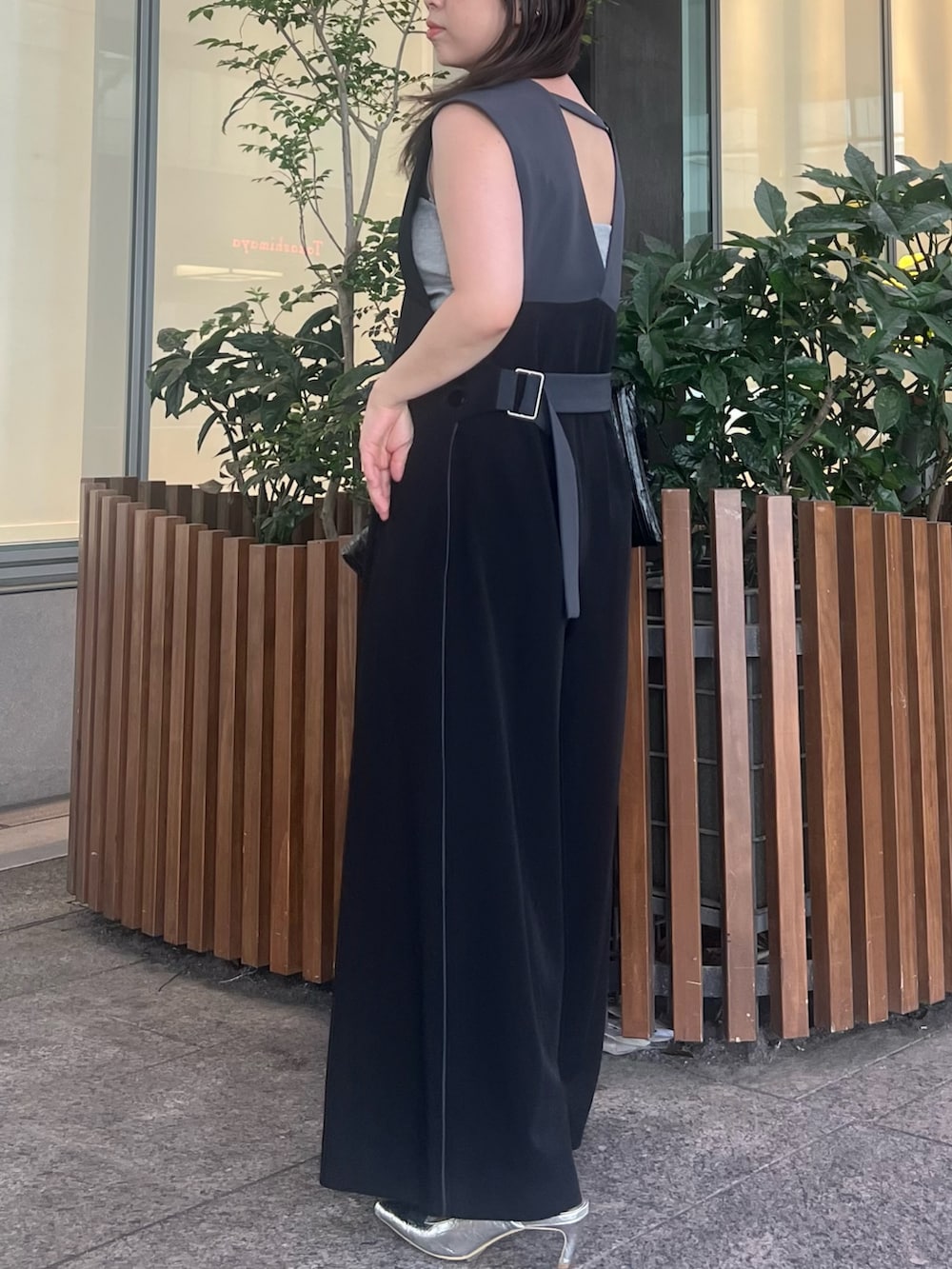 ブラック系のつなぎ/オールインワン、ブラック系のトートバッグ、シルバー系のサンダルを着用したレディースの夏コーディネートの3枚目の写真