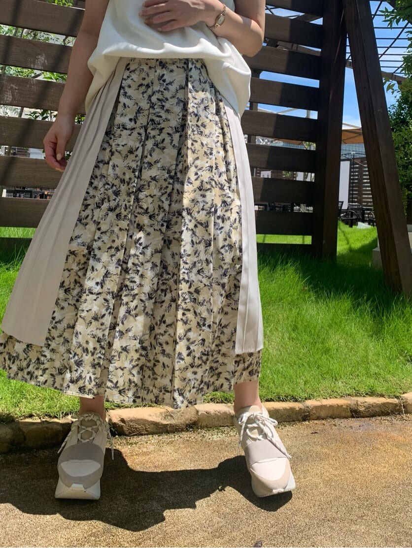 ホワイト系のTシャツ/カットソー、ベージュ系のスカート、ブラウン系のショルダーバッグを着用したレディースの夏コーディネートの5枚目の写真