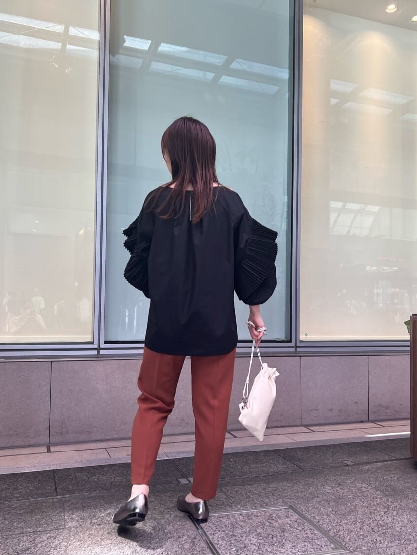 ブラック系のシャツ/ブラウス、ブラウン系のその他パンツを着用したレディースの夏コーディネートの4枚目の写真