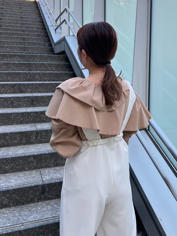 ホワイト系のスラックス、ベージュ系のシャツ/ブラウスを着用したレディースの春コーディネートの4枚目の写真