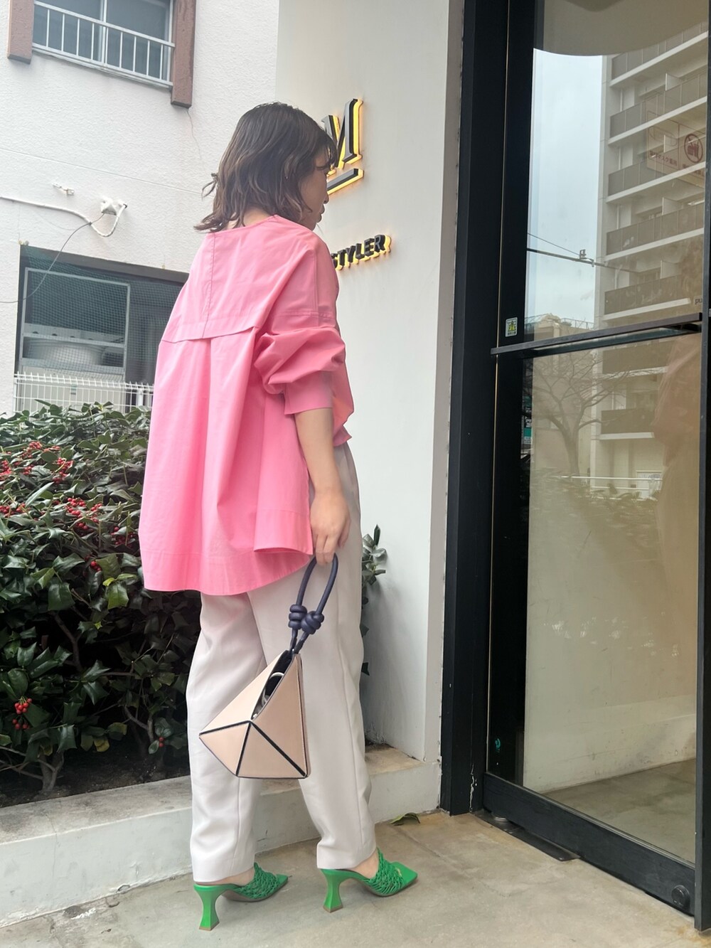 ピンク系のシャツ/ブラウス、ベージュ系のその他パンツ、ベージュ系のハンドバッグを着用したレディースの冬コーディネートの2枚目の写真