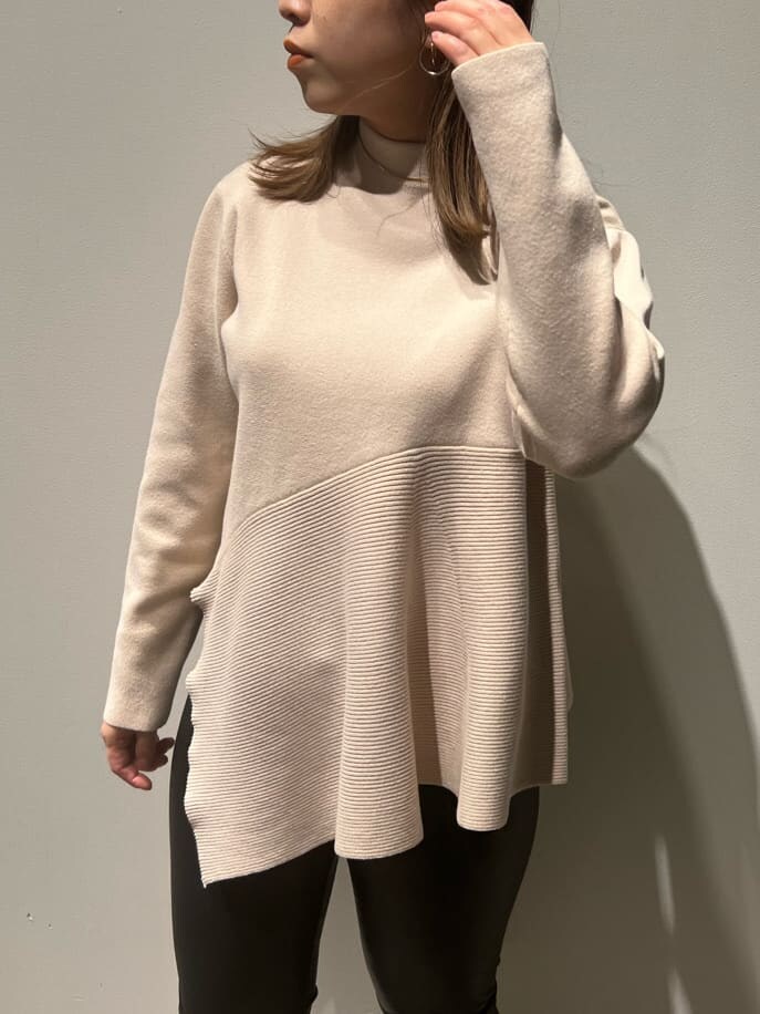 ブラック系のその他パンツ、ベージュ系のニット/セーター、ブラック系のブーツを着用したレディースの秋コーディネートの4枚目の写真