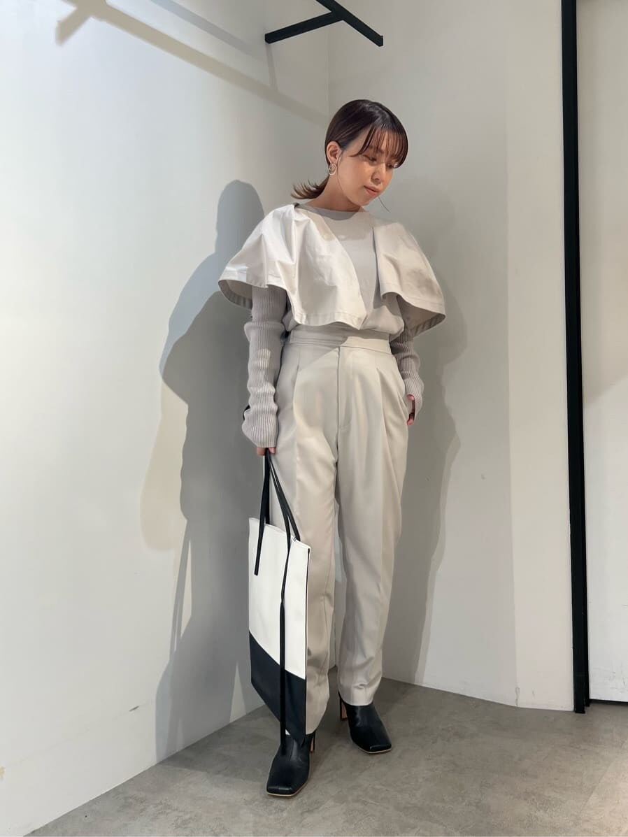 グレー系のその他パンツ、ブラック系のブーツ、グレー系のニット/セーターを着用したレディースの秋コーディネートの2枚目の写真