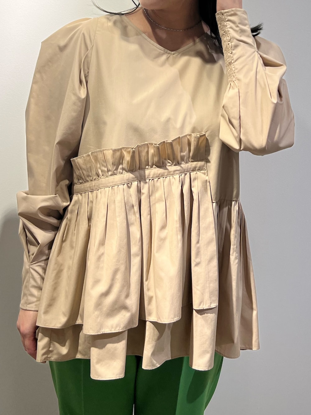 ブラウン系のブルゾン、ベージュ系のシャツ/ブラウス、ブラック系のサンダルを着用したレディースの冬コーディネートの6枚目の写真