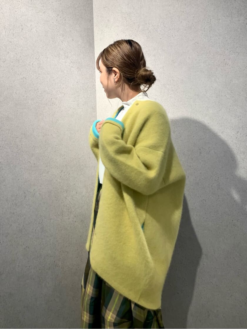 その他のスカート、イエロー系のカーディガン/ボレロを着用したレディースの秋コーディネートの2枚目の写真