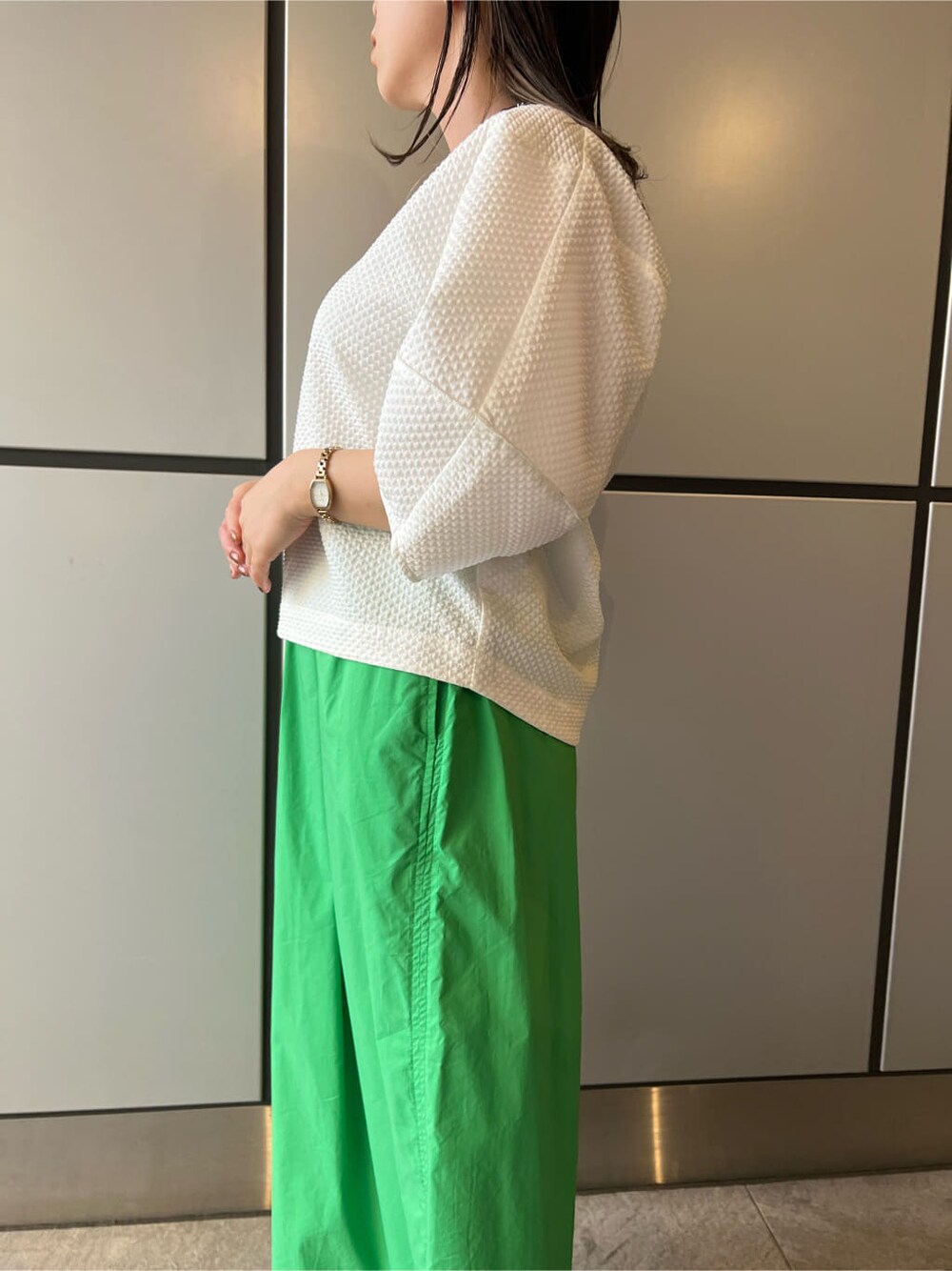 ホワイト系のシャツ/ブラウス、グリーン系のサンダル、グリーン系のその他パンツを着用したレディースの春コーディネートの5枚目の写真