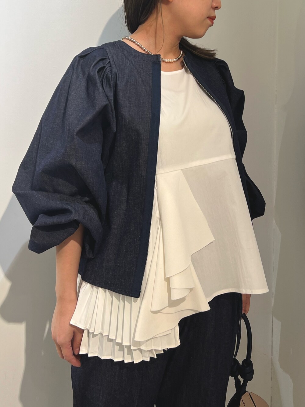 グレー系のTシャツ/カットソー、ブルー系のシャツ/ブラウス、ブルー系のその他パンツを着用したレディースの冬コーディネートの4枚目の写真