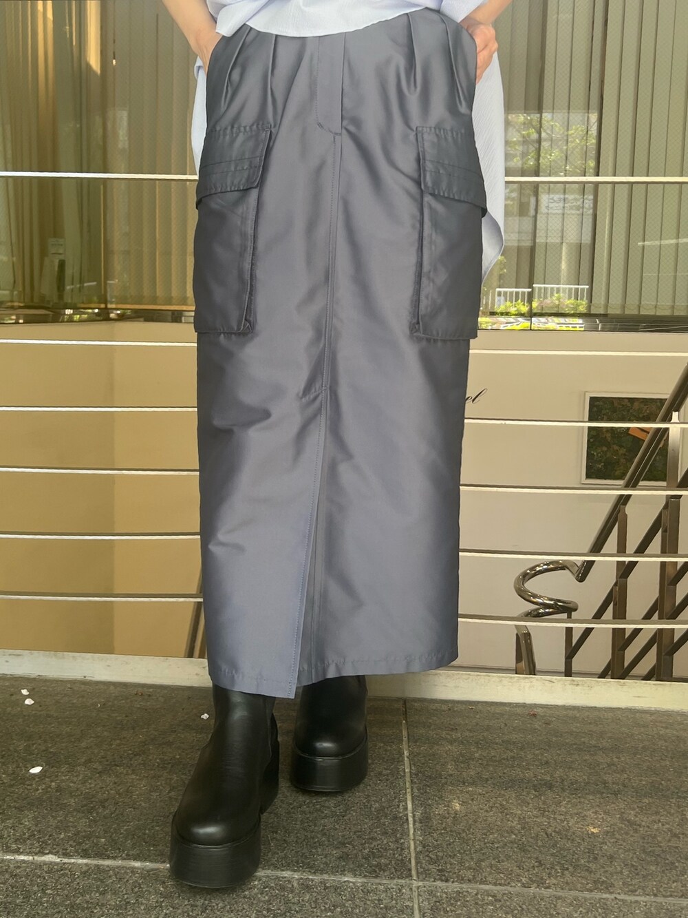 ブルー系のシャツ/ブラウス、ブルー系のスカート、ブラック系のブーツを着用したレディースの春コーディネートの7枚目の写真