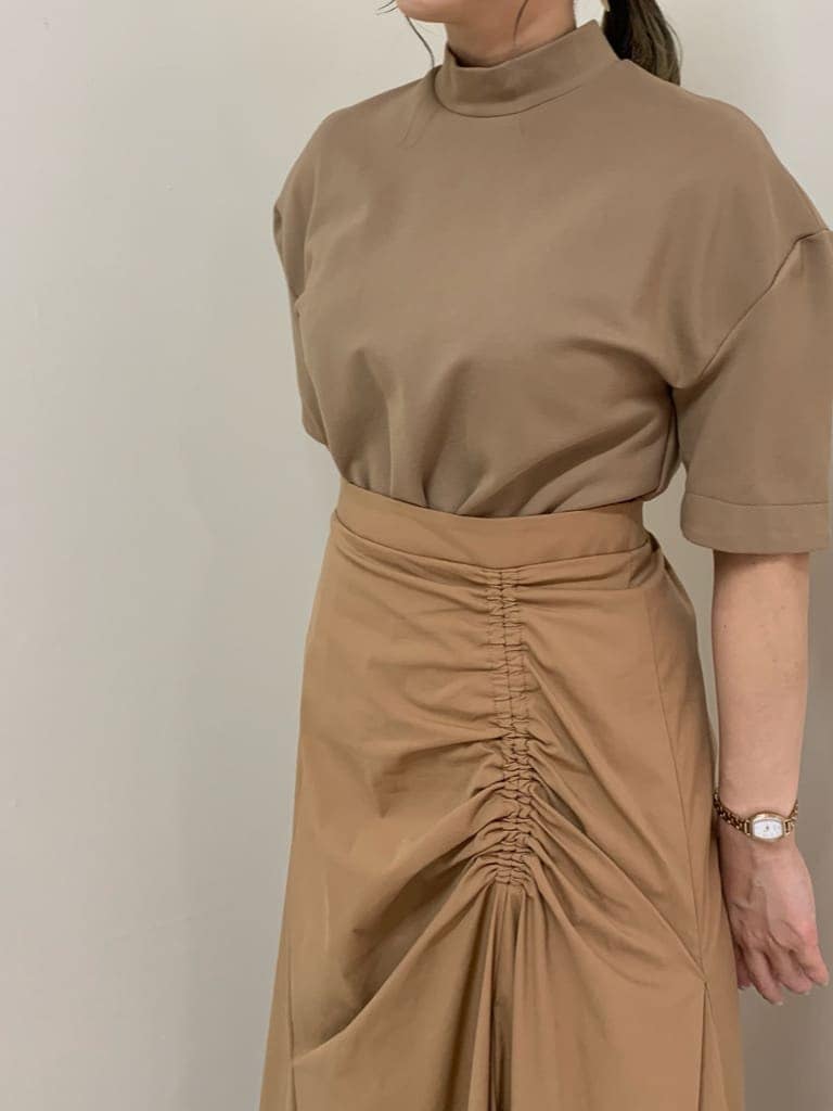 ベージュ系のワンピースを着用したレディースの夏コーディネートの2枚目の写真