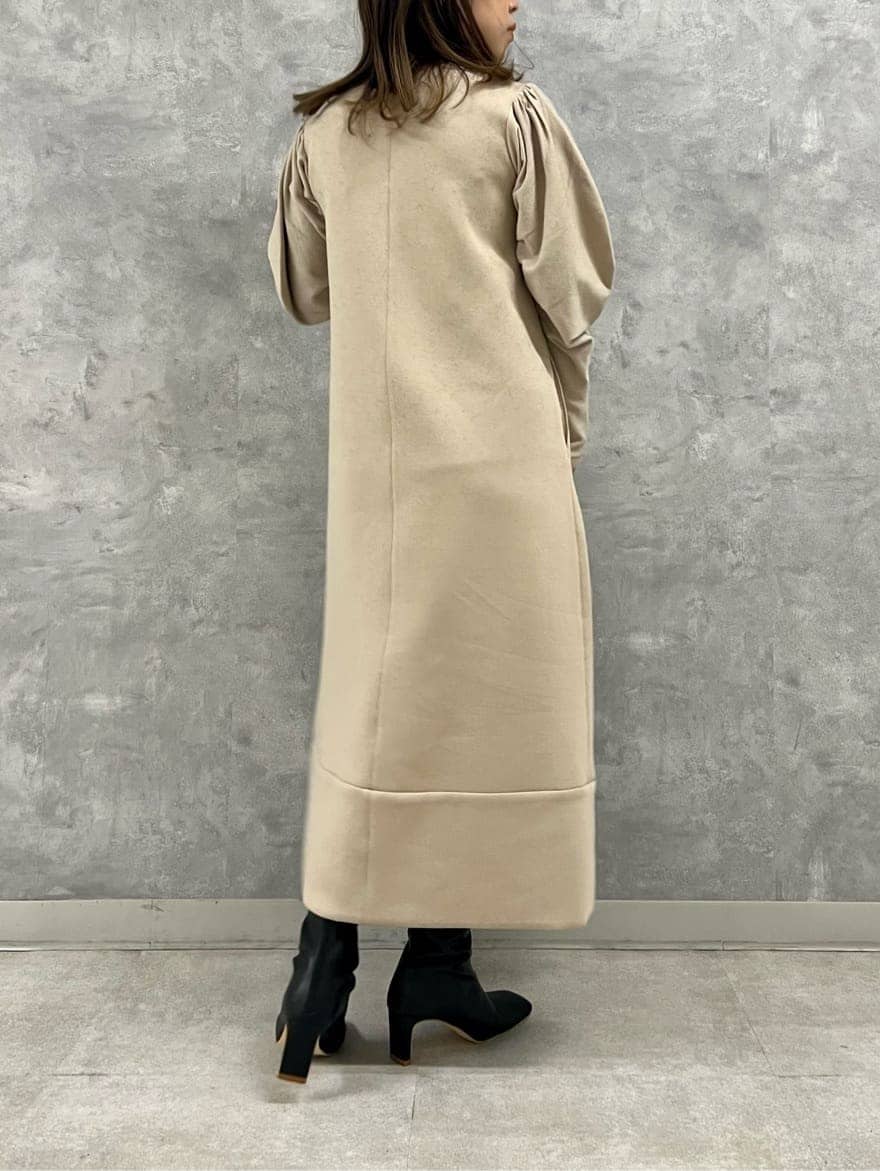 ブラック系のブーツ、ブラック系のカーディガン/ボレロ、ベージュ系のワンピースを着用したレディースの秋コーディネートの7枚目の写真