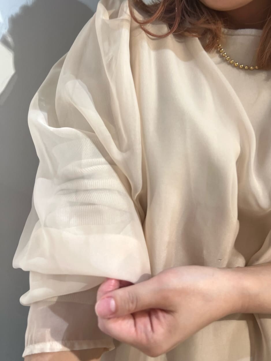 ブルー系のデニムパンツ、ベージュ系のショルダーバッグ、ブラウン系のニット/セーターを着用したレディースの秋コーディネートの5枚目の写真