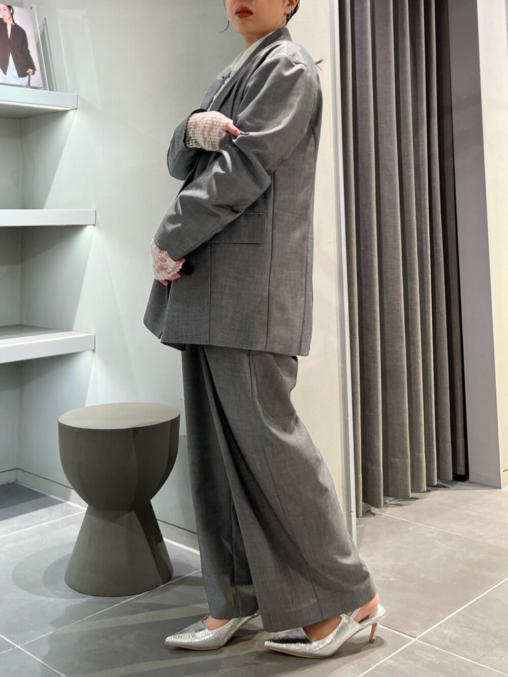 シルバー系のパンプス、ホワイト系のシャツ/ブラウス、グレー系のテーラードジャケットを着用したレディースの夏コーディネートの2枚目の写真