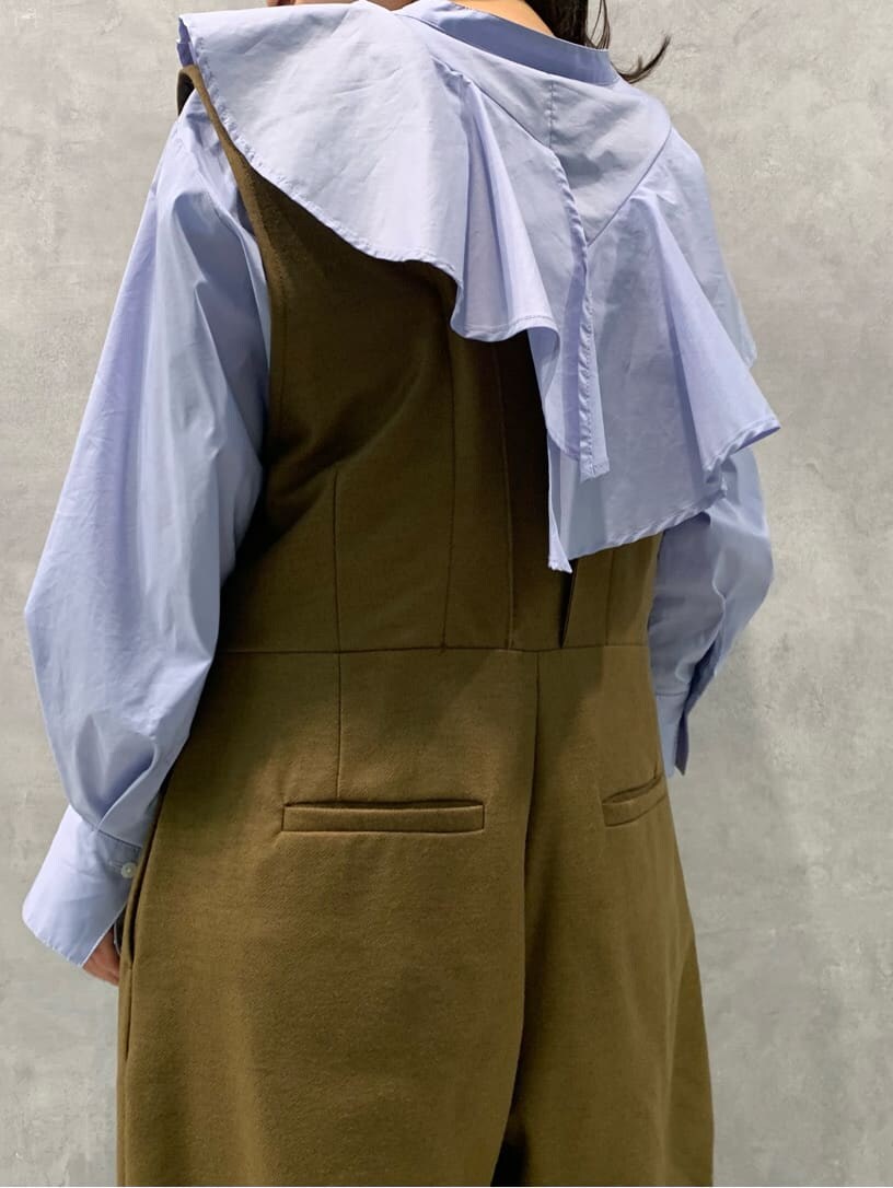 ブルー系のシャツ/ブラウス、ベージュ系のつなぎ/オールインワンを着用したレディースの秋コーディネートの4枚目の写真