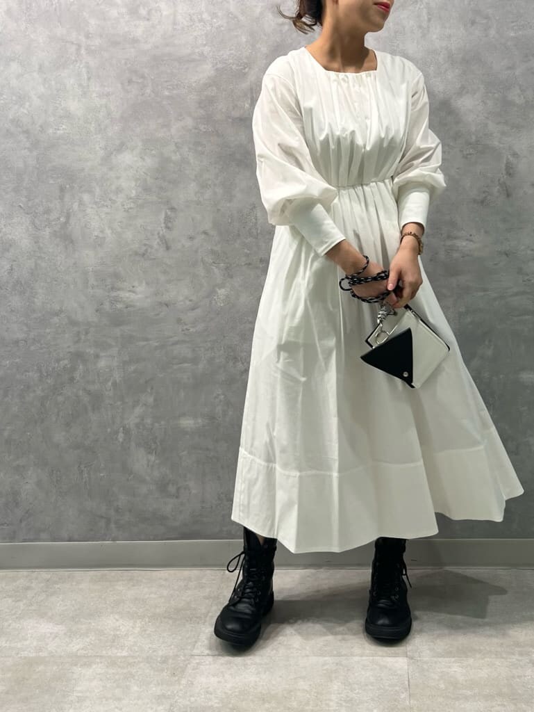 ブラック系のショルダーバッグ、ブラック系のワンピースを着用したレディースの冬コーディネートの5枚目の写真