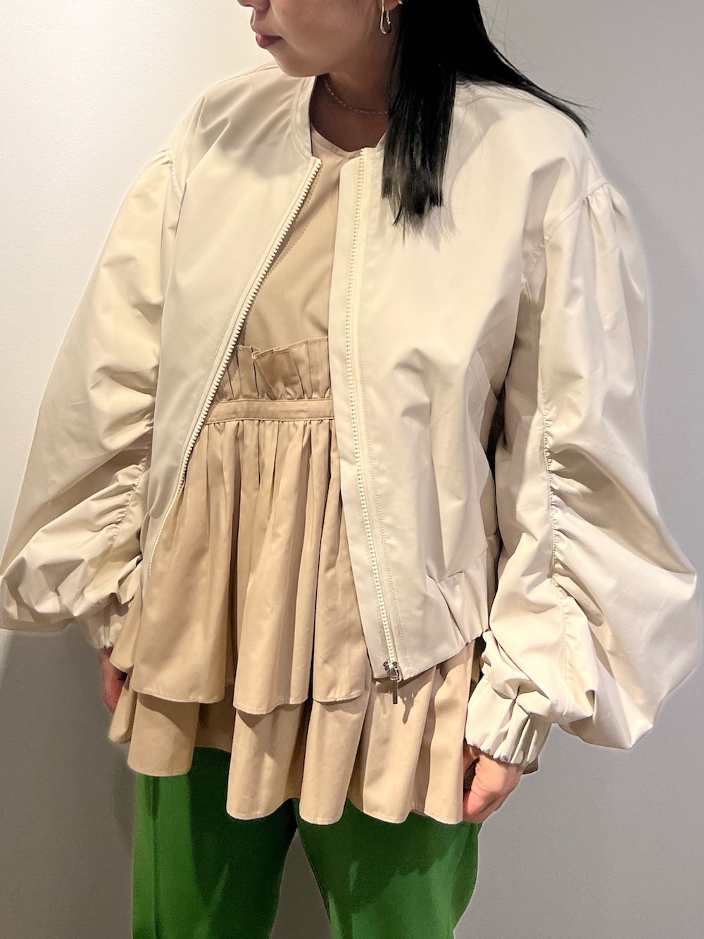 ブラウン系のブルゾン、ベージュ系のシャツ/ブラウス、ブラック系のサンダルを着用したレディースの冬コーディネートの8枚目の写真