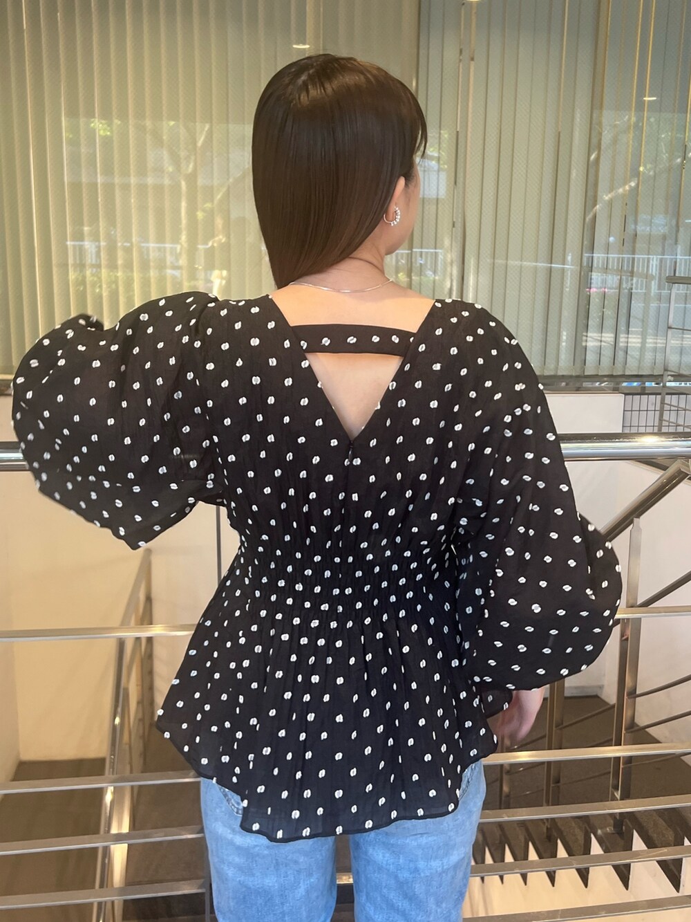 その他のシャツ/ブラウス、ブルー系のデニムパンツ、ブラック系のパンプスを着用したレディースの春コーディネートの4枚目の写真