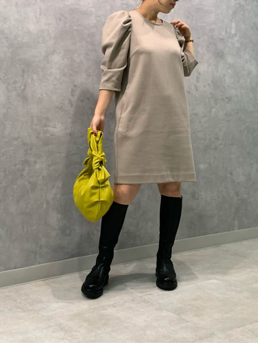 ベージュ系のワンピース、イエロー系のショルダーバッグを着用したレディースの夏コーディネートの2枚目の写真