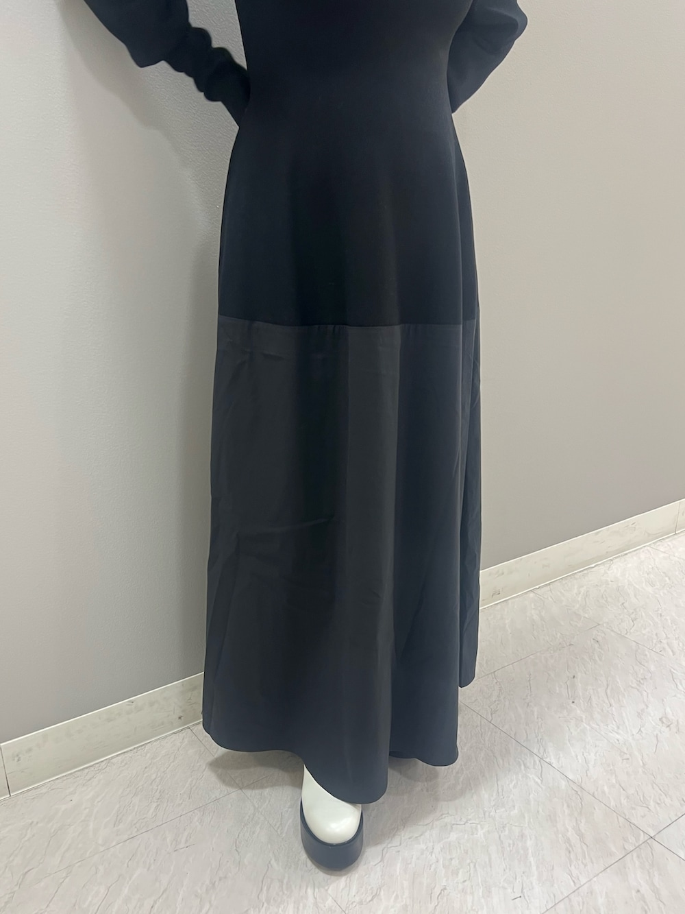 ホワイト系のブーツ、ブラック系のワンピースを着用したレディースの夏コーディネートの4枚目の写真