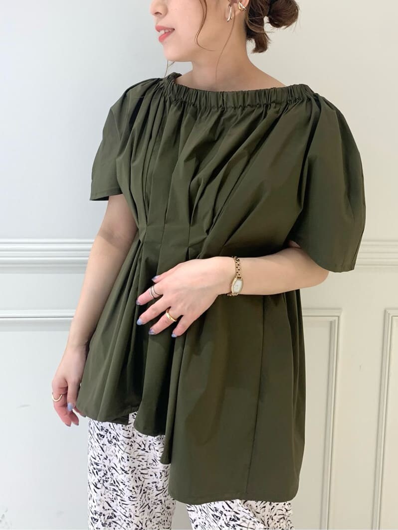 ブラック系のその他パンツ、ベージュ系のシャツ/ブラウスを着用したレディースの夏コーディネートの3枚目の写真