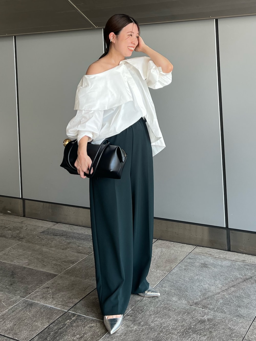 ホワイト系のシャツ/ブラウス、グリーン系のその他パンツ、ブラック系のボストンバッグを着用したレディースの夏コーディネートの4枚目の写真