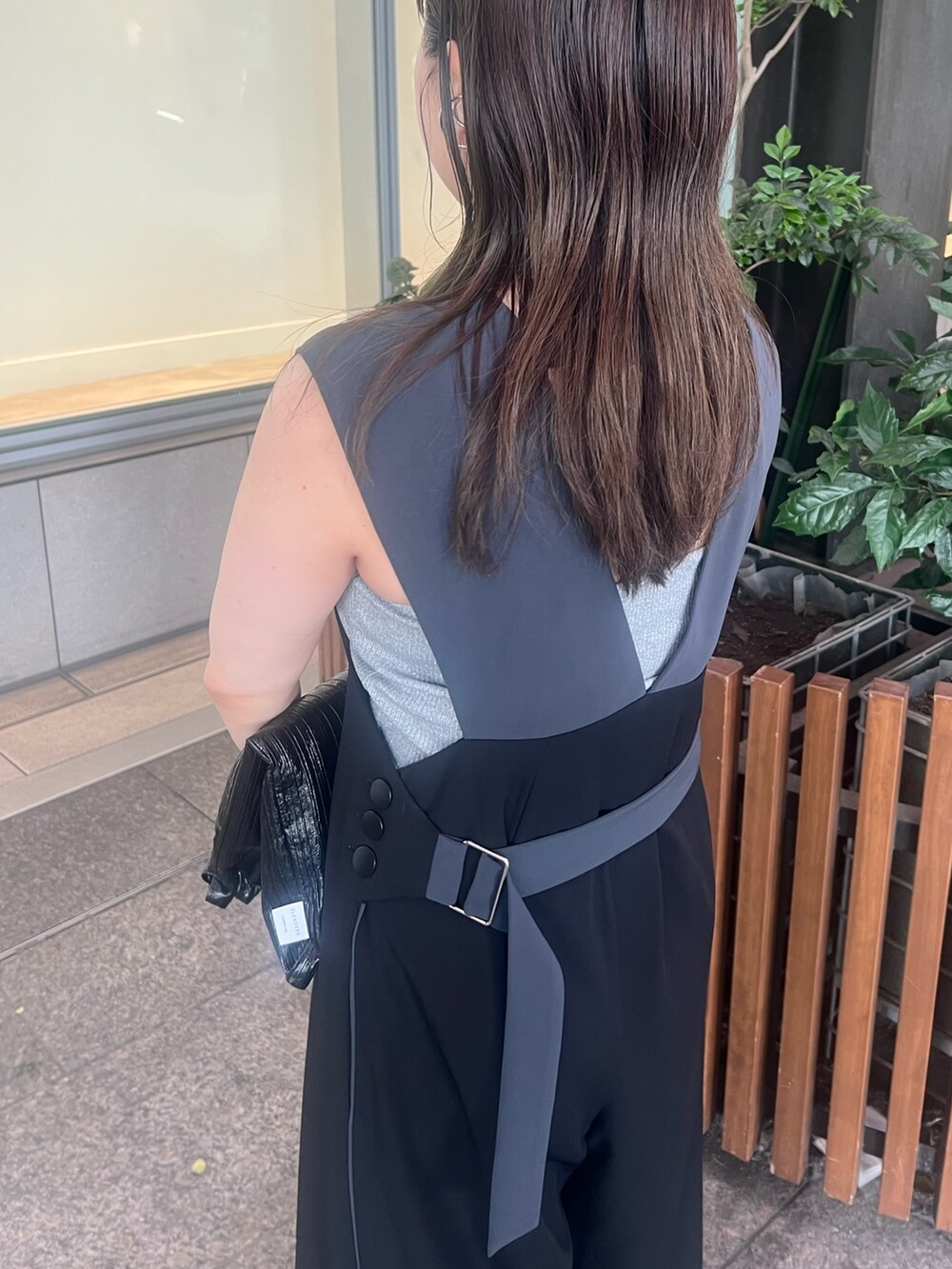 ブラック系のつなぎ/オールインワン、ブラック系のトートバッグ、シルバー系のサンダルを着用したレディースの夏コーディネートの4枚目の写真