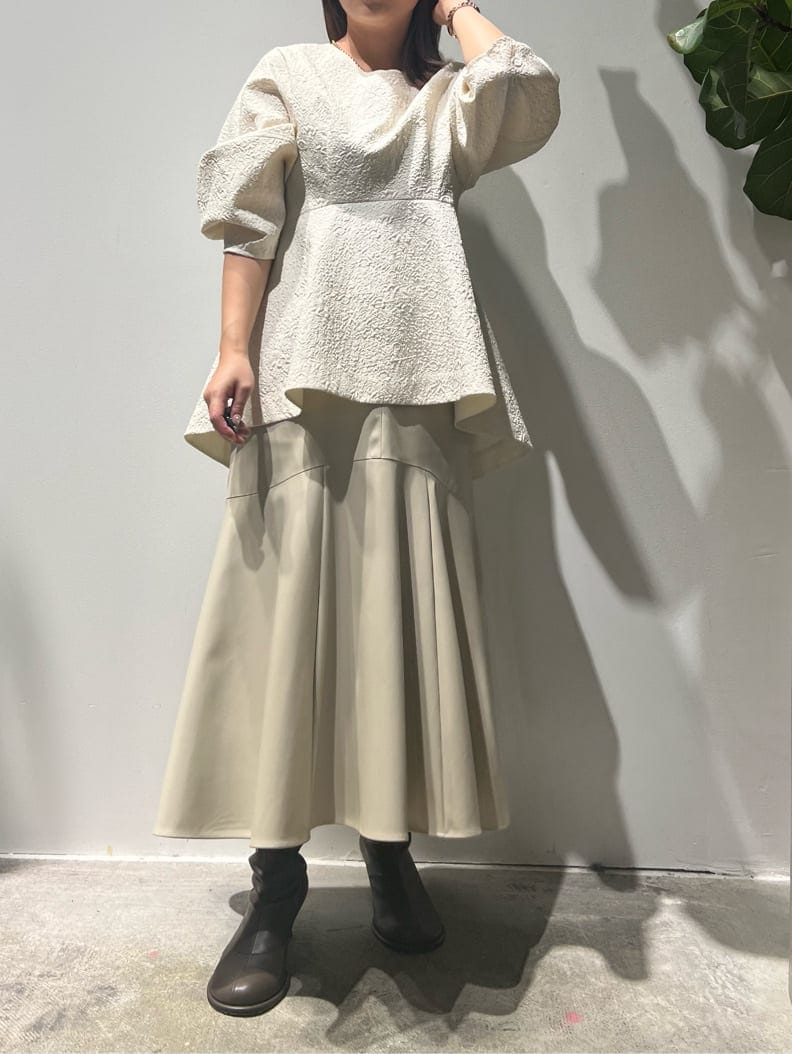 ベージュ系のスカート、ブラウン系のシャツ/ブラウスを着用したレディースの夏コーディネートの2枚目の写真