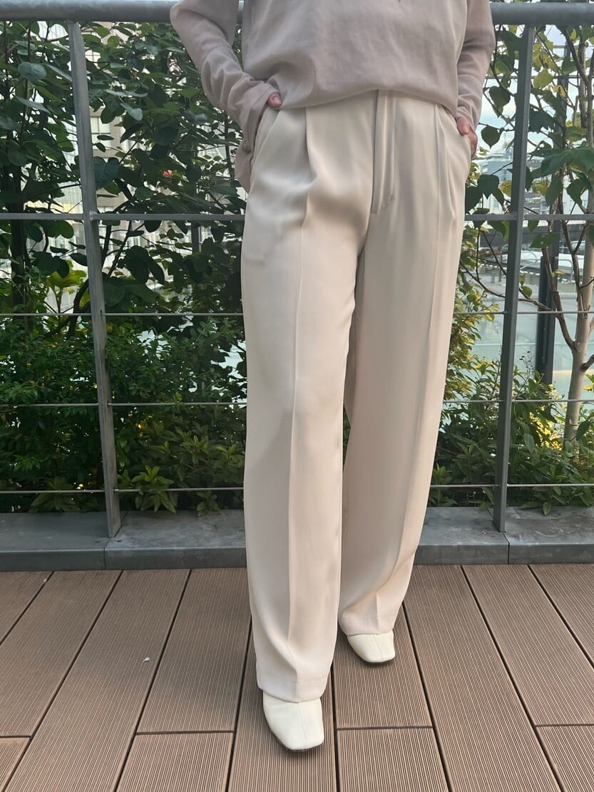 ホワイト系のその他パンツ、ベージュ系のTシャツ/カットソー、ベージュ系のハットを着用したレディースの夏コーディネートの6枚目の写真