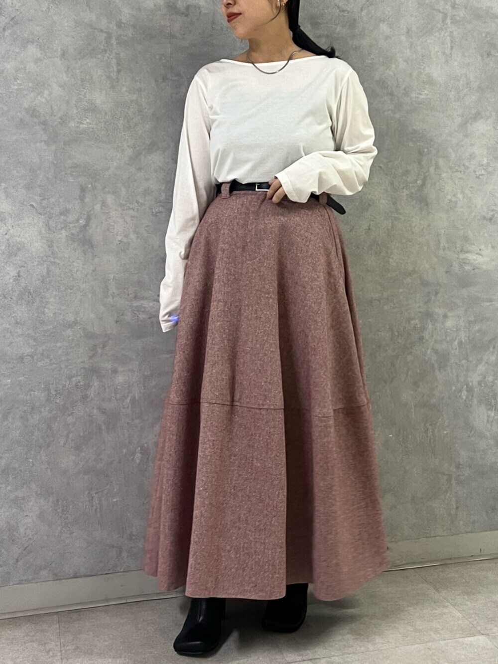 レッド系のその他アウター、レッド系のスカート、ホワイト系のTシャツ/カットソーを着用したレディースの秋コーディネートの6枚目の写真