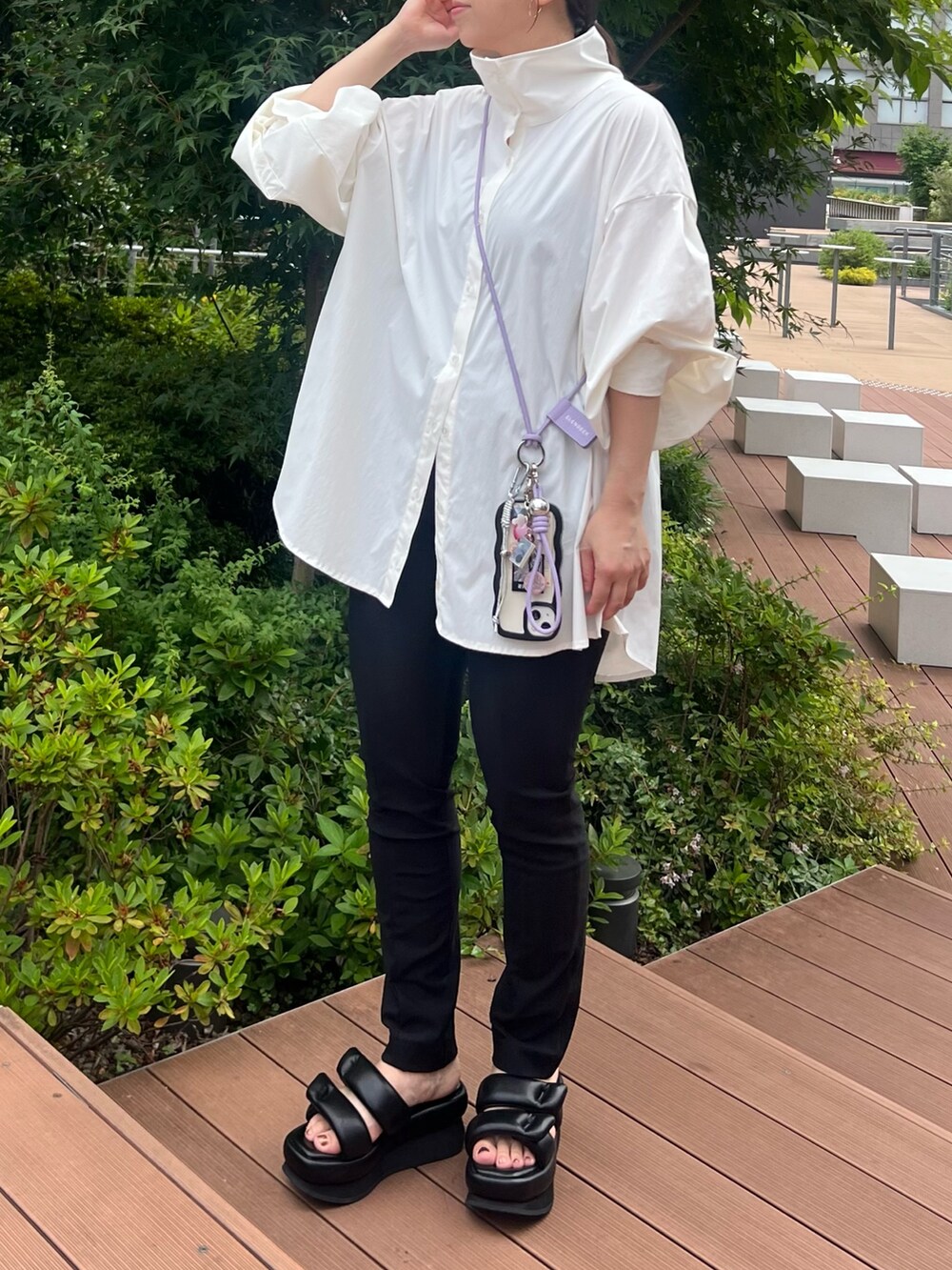 ブラック系のその他パンツ、ブラック系のサンダル、ホワイト系のブルゾンを着用したレディースの夏コーディネートの2枚目の写真