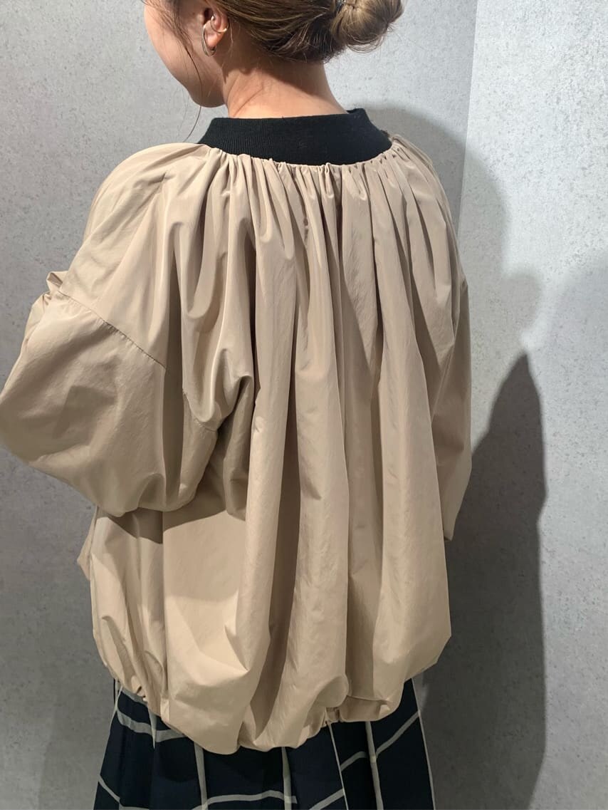 ベージュ系のブルゾン、その他のワンピース、ブラウン系のブーツを着用したレディースの夏コーディネートの5枚目の写真