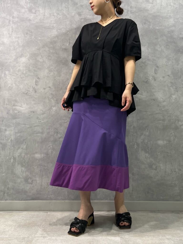 ブラック系のサンダル、パープル系のスカート、ブラック系のシャツ/ブラウスを着用したレディースの夏コーディネートの4枚目の写真