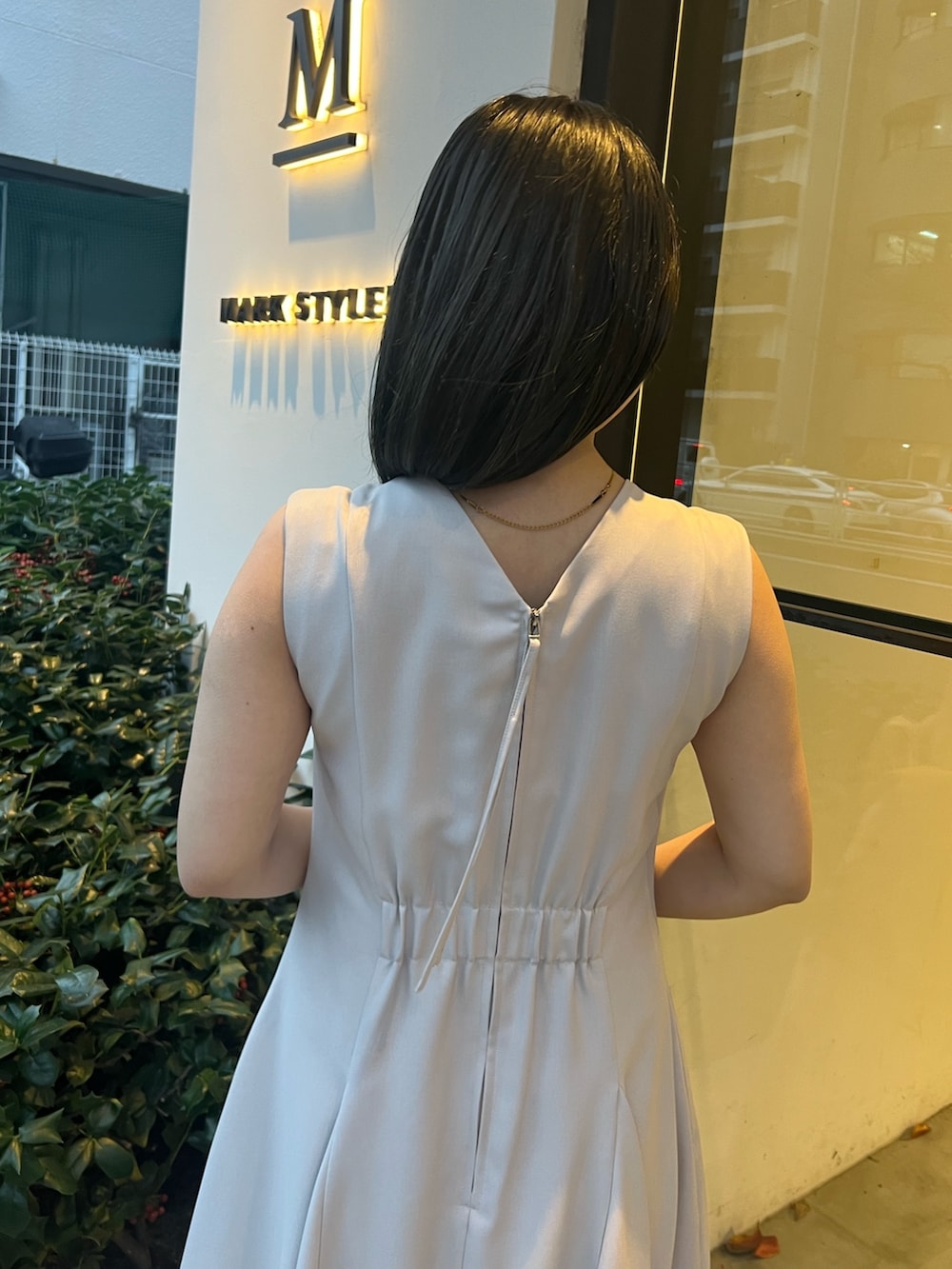 ベージュ系のテーラードジャケット、ベージュ系のワンピース、ブラック系のブーツを着用したレディースの冬コーディネートの9枚目の写真