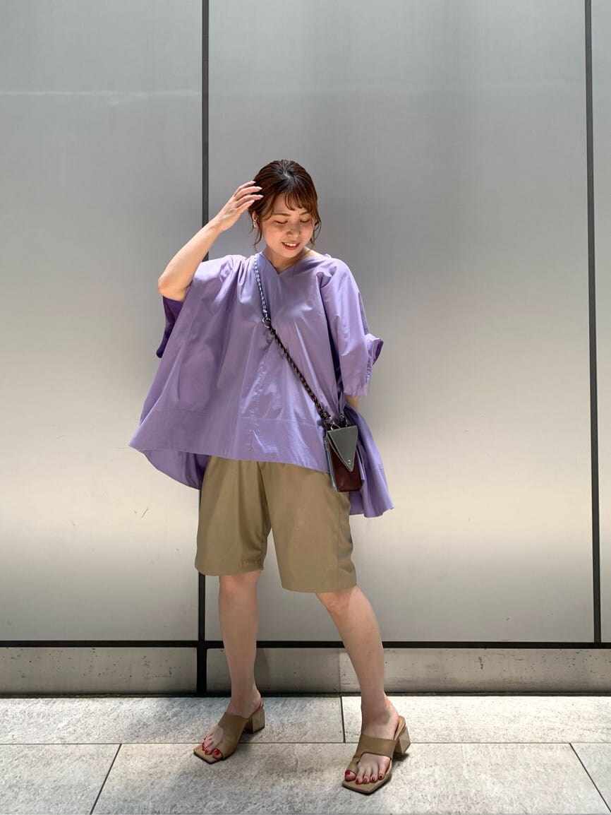 ベージュ系のその他パンツ、ベージュ系のサンダル、パープル系のシャツ/ブラウスを着用したレディースの夏コーディネートの4枚目の写真