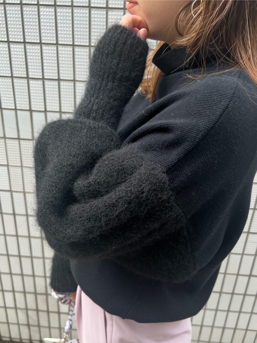 ブラック系のニット/セーター、ピンク系のその他パンツを着用したレディースの秋コーディネートの6枚目の写真