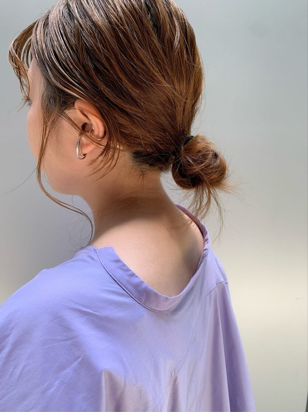 ベージュ系のその他パンツ、ベージュ系のサンダル、パープル系のシャツ/ブラウスを着用したレディースの夏コーディネートの3枚目の写真