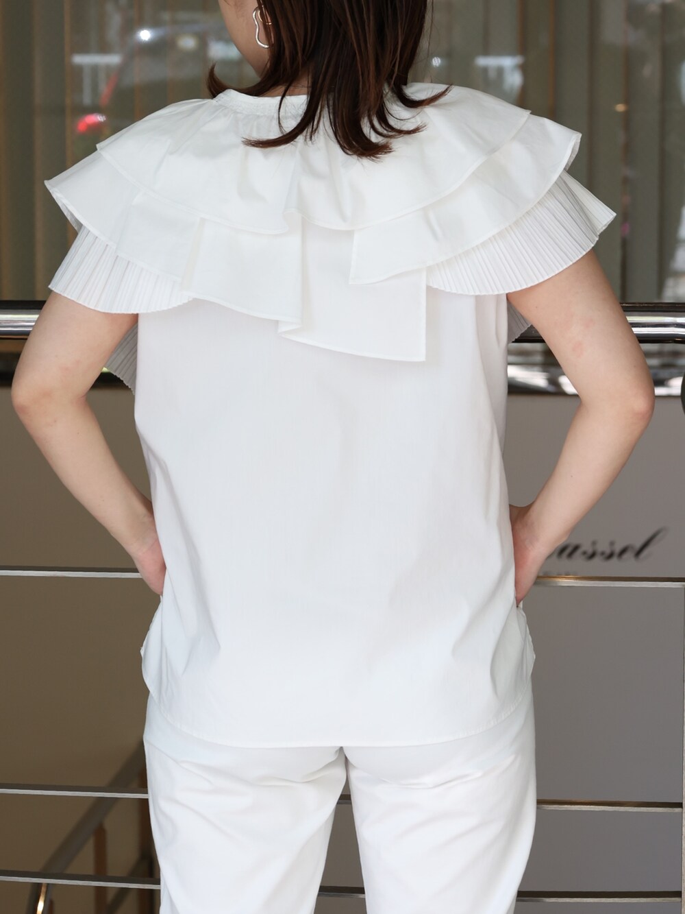 ホワイト系のスラックス、ベージュ系のパンプス、ホワイト系のシャツ/ブラウスを着用したレディースの春コーディネートの4枚目の写真