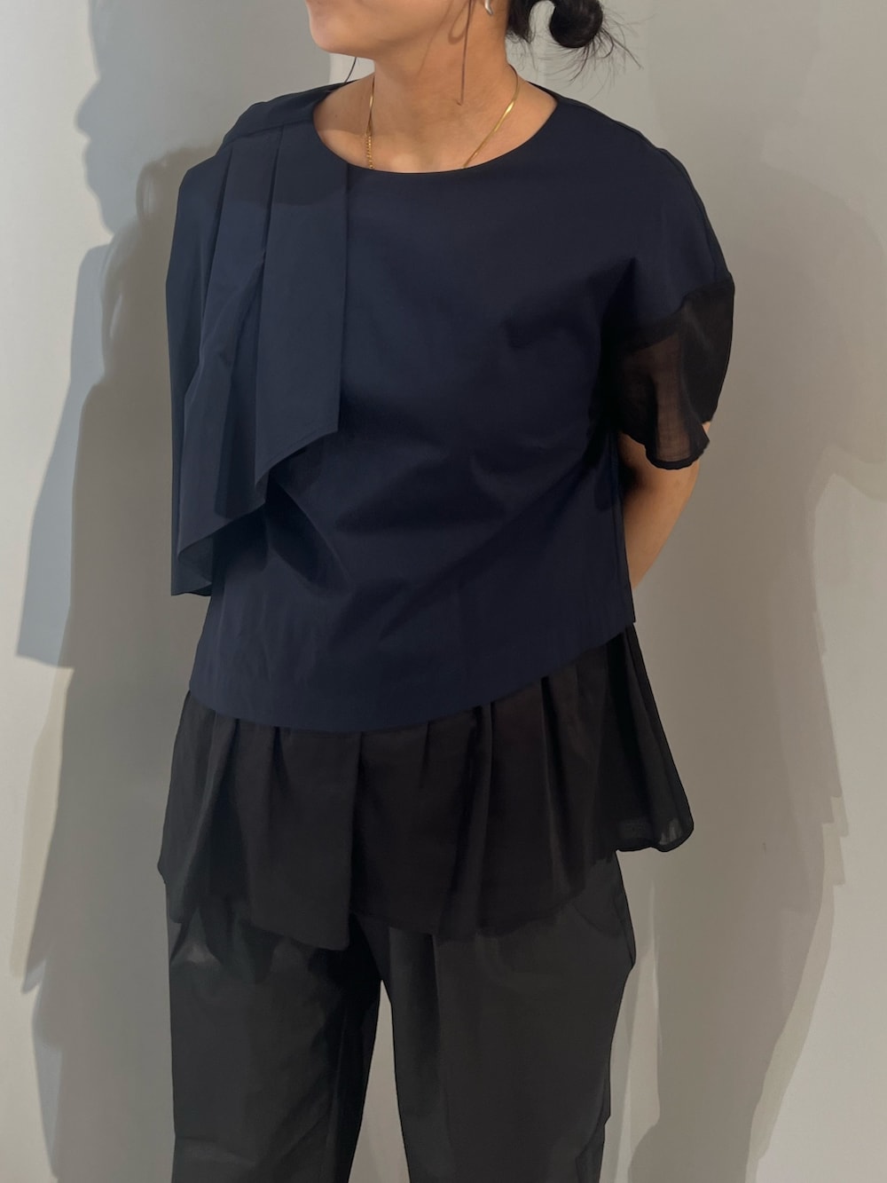 ブラック系のサンダル、ブラック系のその他パンツ、ブルー系のシャツ/ブラウスを着用したレディースの春コーディネートの4枚目の写真